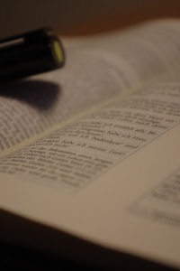Bibelstunde aufgeschlagene Bibel mit Stift