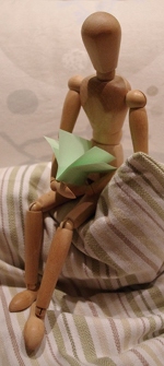 Büchertisch Figur mit Buch