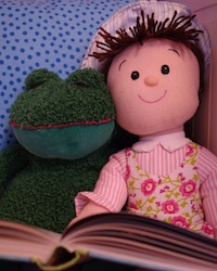 Kindergottesdienst lesende Stoffpuppen